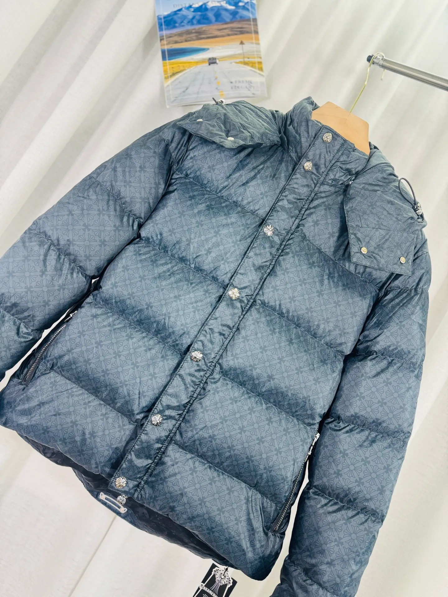 P780 top version 🐮 Real shot without P, ​​different from market products] Chrome Hearts ❄️ Winter environmentally friendly down jacket series ❄️ Chrome Hearts dark pattern series hooded down jacket is available at the counter at the same time ❤ The hood is detachable! The best Guangzhou national standard 90 velvet on the market! ! The world’s highest fluffiness of 900D! ! High standard and sufficient down filling! ! Exterior windproof and waterproof dark pattern custom fabric, interior high-grade dark pattern lining fabric to prevent lint, original hardware molding, exquisite craftsmanship details, casual or formal wear ✨ slim fit and not bloated Recommended color: Customized dark pattern flower series Code number: S, M, L, XL